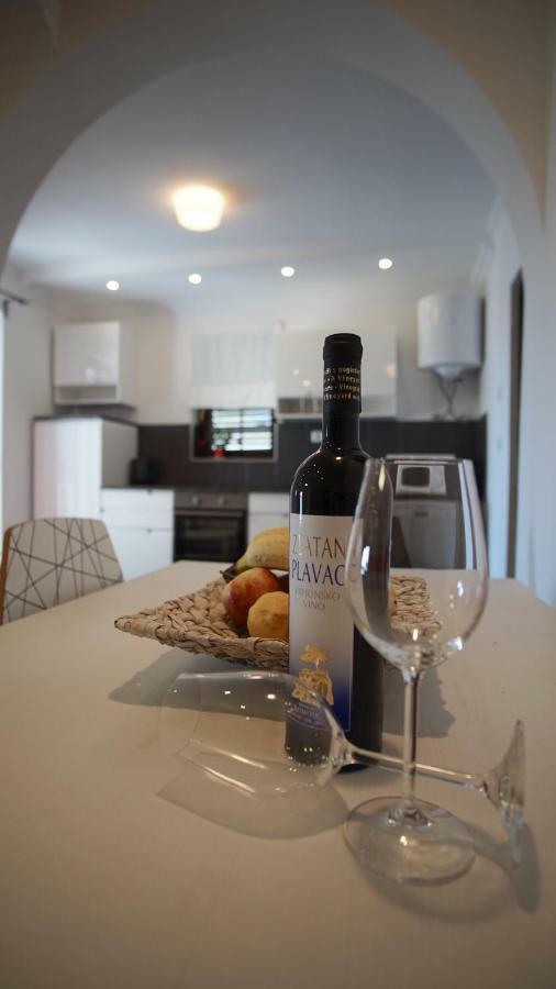 Apartmani Laura Трогир Екстериор снимка