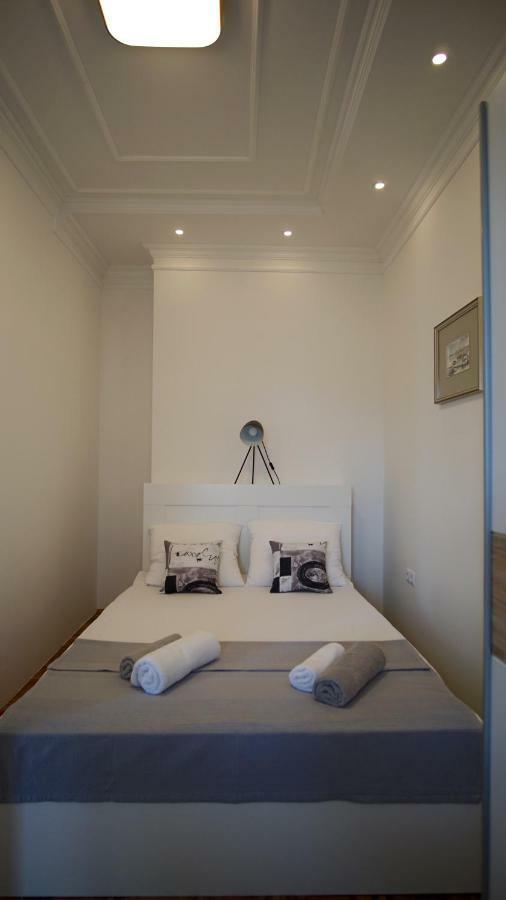 Apartmani Laura Трогир Екстериор снимка