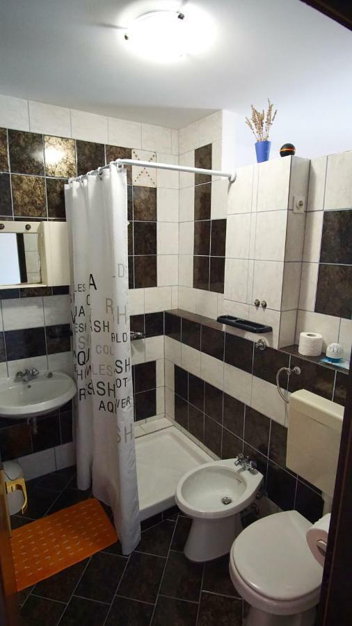 Apartmani Laura Трогир Екстериор снимка