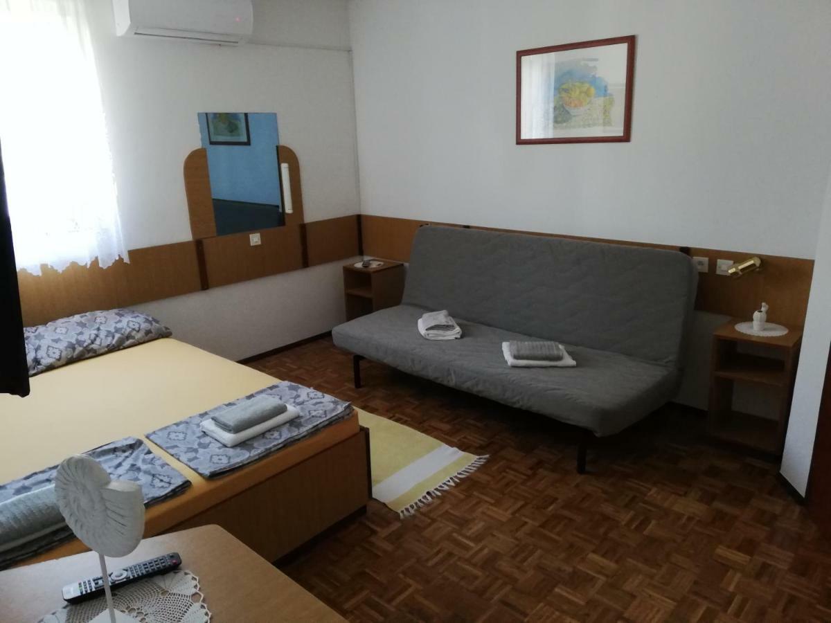Apartmani Laura Трогир Екстериор снимка