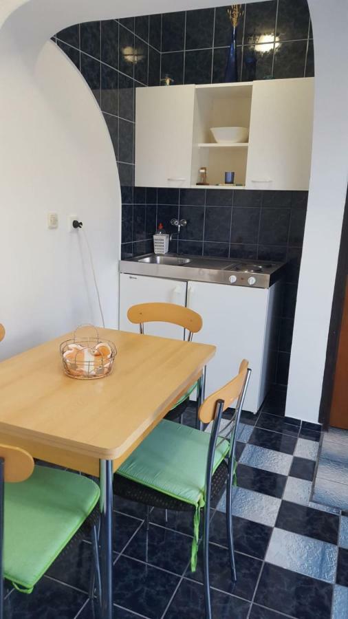 Apartmani Laura Трогир Екстериор снимка