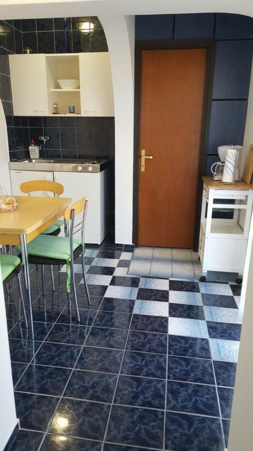 Apartmani Laura Трогир Екстериор снимка